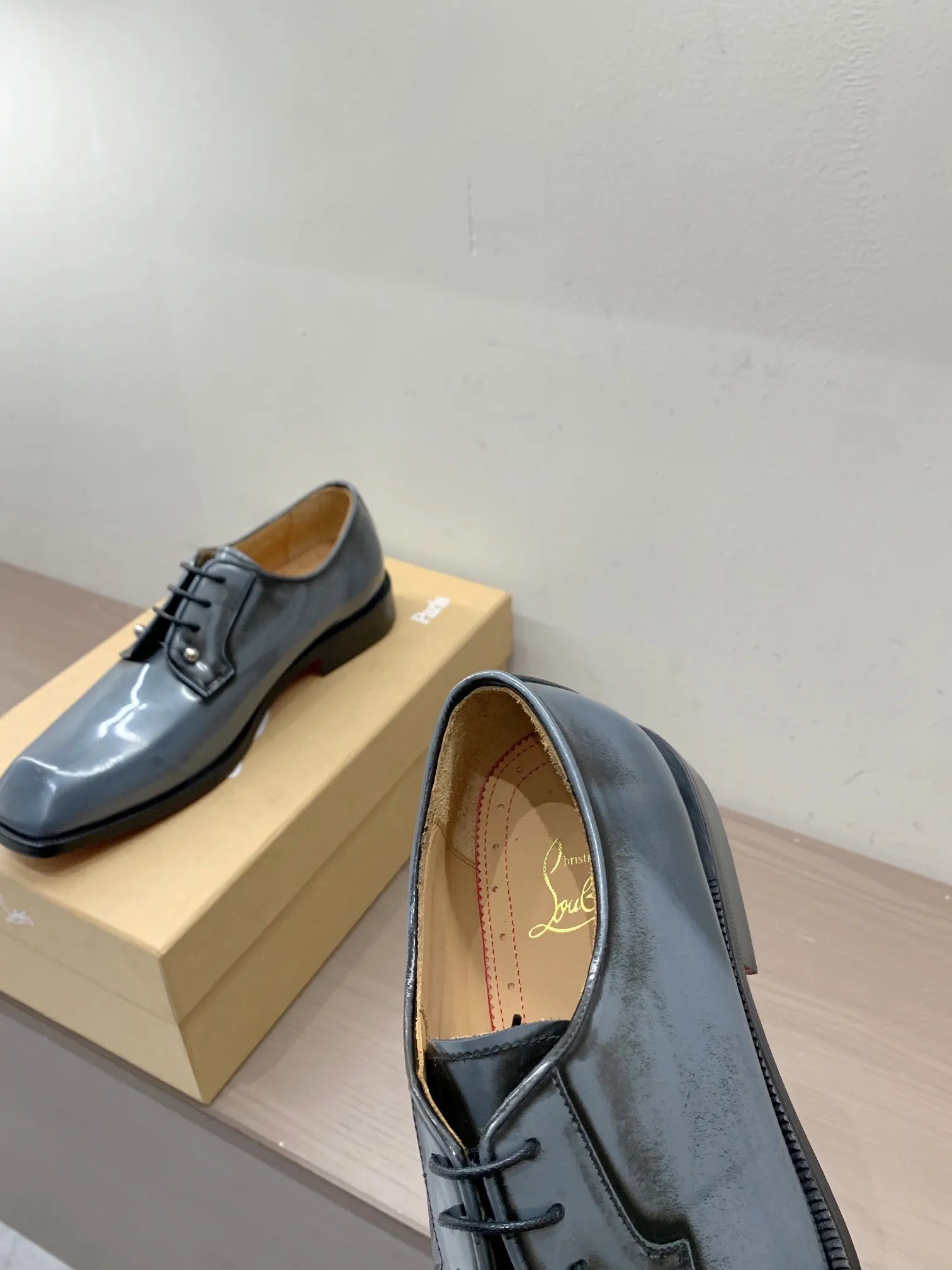 [CL red sole shoes] Top P: 1020💰 Size 39-44 (38.45.46 custom-made, non-returnable) Christian Louboutin men's classic Oxford shoes, men's business formal leather shoes💫Original molding, 1:1 replica, specially made for nobles. The unique shoe shape is unique and 100% comfortable! The whole shoe is made of imported Italian cowhide material, carefully selected, with fine pores and rich luster. Cow leather lining, soft and comfortable, sweat-absorbent and breathable. Genuine leather outsole, non-slip and wear-resistant, full of texture, elegant and luxurious overall, integrating comfort, formality and luxury! The Rolls Royce of shoes!